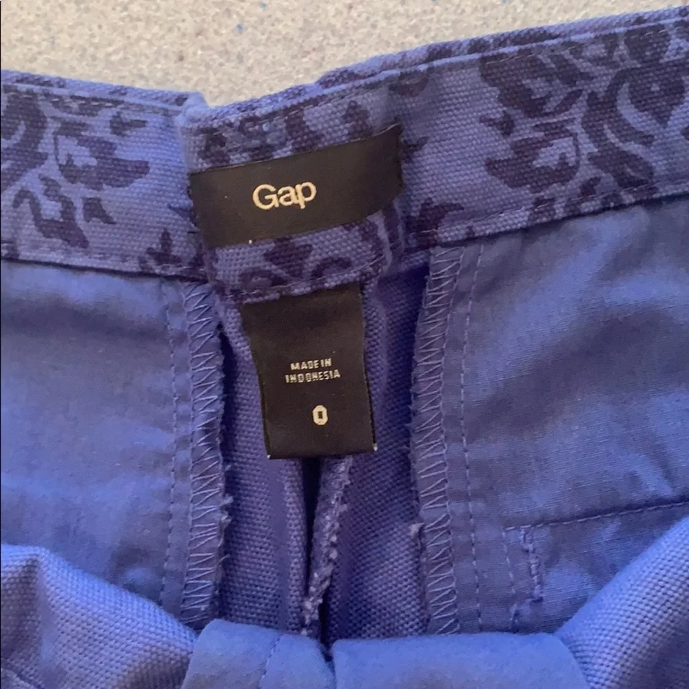 Gap short shorts size 0 blue pattern‎